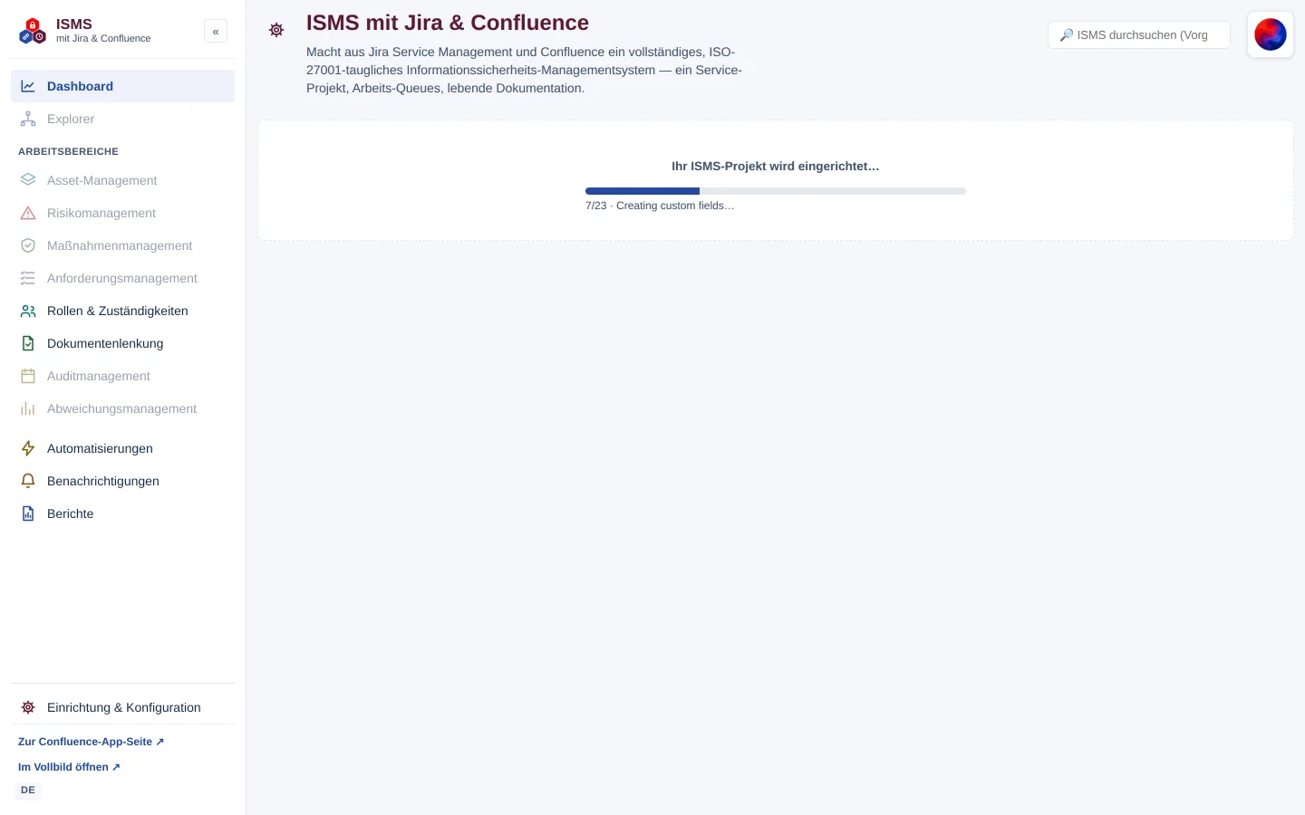Startansicht mit Fortschrittsbalken „Ihr ISMS-Projekt wird eingerichtet…“ und Schritt „7/23 · Creating custom fields…“